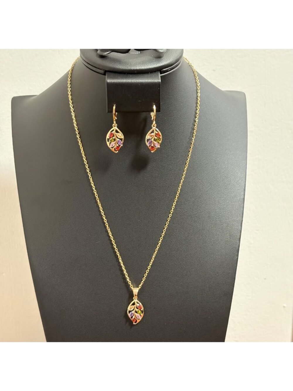 Xuping Jewelry Gold Pleated Elegant Leaf Design Gold Tone Multicolored Gemstones